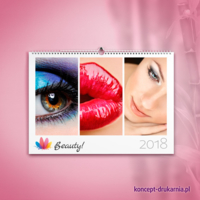 Przykład przykuwającego wzrok kalendarza ściennego z atrakcyjnymi zdjęciami na stronie otwierającej.