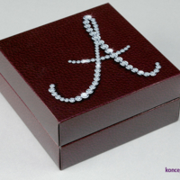 Eleganckie pudełko o kwadratowej podstawie, wydrukowane na kartonie powlekanym Arktika 250 g/m2.