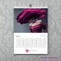 Przykład kalendarza z miesięcznym kalendarium oraz interesującą grafiką i dyskretnym logo firmy.