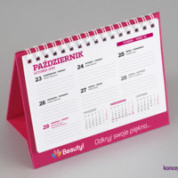 Kalendarz CREATIVE-1, stojak wykonany z różowego kartonu barwionego w masie o gramaturze 320 g/m2 (możliwość zadruku kolorem białym).