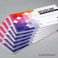 Katalogi spiralowane w formacie A4 poziomo, kolorowy druk CMYK.
