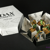 Personalizowane opakowania HEXABOX zawierają cukierki ze specjalną zadrukowaną owijką.