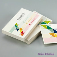 Kolorowe wizytówki wydrukowane na białym kredowym papierze.