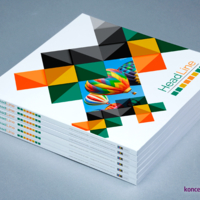 Kwadratowe broszury w oprawie klejone wydrukowane w kolorystyce CMYK.