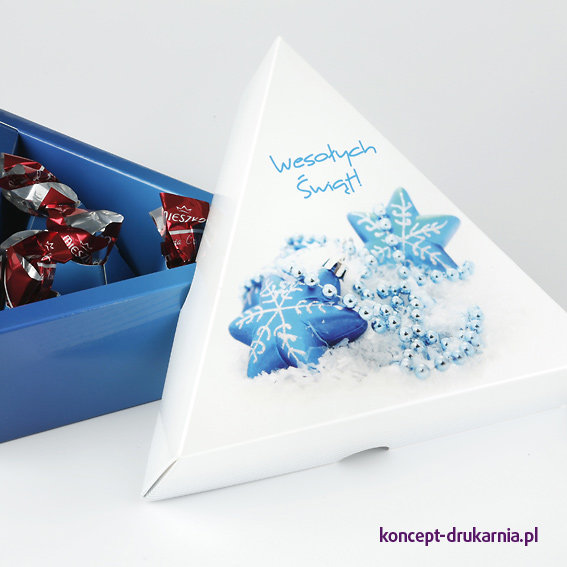 Trójkątne pudełko ze słodką zawartością i ładnym nadrukiem idealnie nadaję się na przykład jako świąteczny upominek.