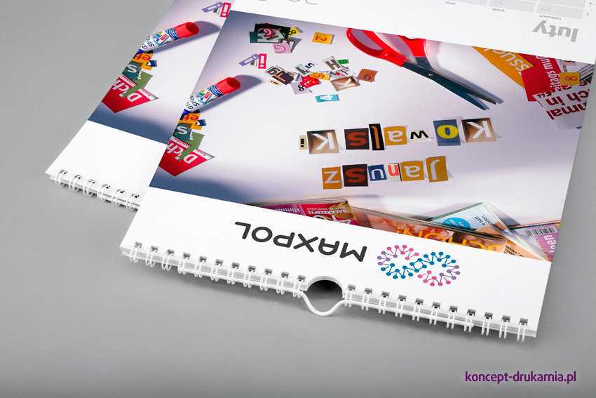 Trzynaście kart personalizowanych kalendarzy ściennych zadrukowanych jest jednostronnie w kolorystyce CMYK.