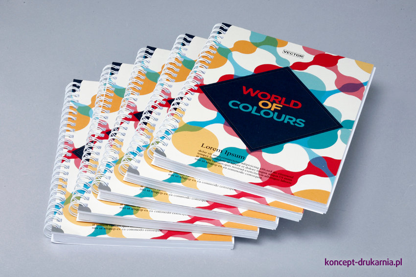 Kolorowe broszury spiralowane wydrukowane na papierach kredowych. Okładki uszlachetnione aksamitną folią soft touch.